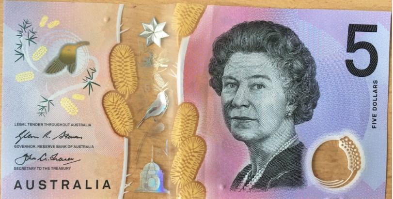 UTB ve Zlíně, Fakulta aplikované informatiky 62 Obr. 69 Přední strana Australské 5 dolarové bankovky [Foto vlastní] Hlavní portrét na zadní straně patří sídlu parlamentu.