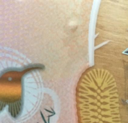 bankovky. Na přední straně je vpravo nahoře. Na zadní části je vpravo dole.
