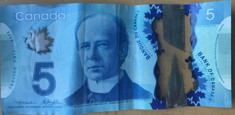 UTB ve Zlíně, Fakulta aplikované informatiky 67 6.5 5 Dolarová bankovka Kanada Nová bankovky Kanadského dolaru byly vydány v roce 2013. Na přední straně je na portrétu sir Wilfrid Laurier.