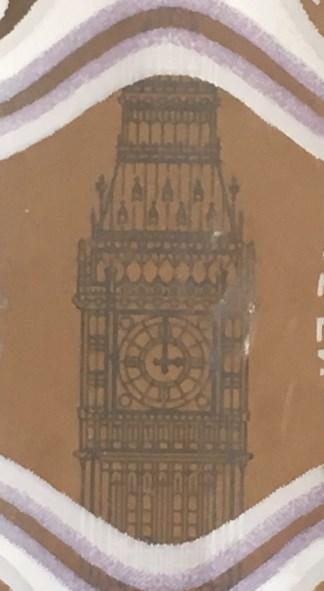 Londýna je Elizabeth Tower viditelná v průhledném okně.