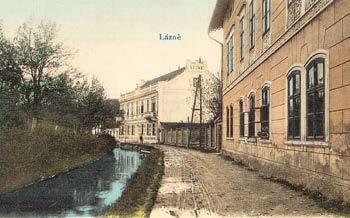 Pokračování stavby na jaře 1882 Teplé počasí v březnu dovolilo pokračovat v započatém díle, takže 31. března 1882 se pokládal strop nad lázněmi a koncem dubna byly hotovy již dvě třetiny krovu. Dne 9.