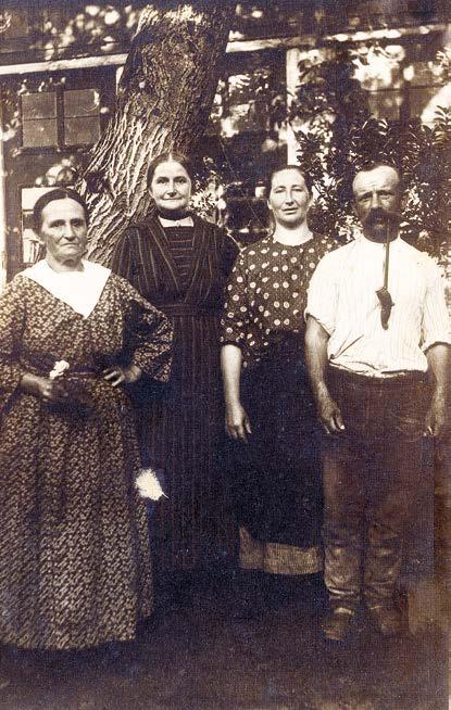 V té době ještě nebyl zaveden v Třeboni vodovod a v tomto prostoru nebyla ani kanalizace. Voda na koupele se používala ze Zlaté stoky a odpad vytékal do luk za lázeňským sanatoriem.