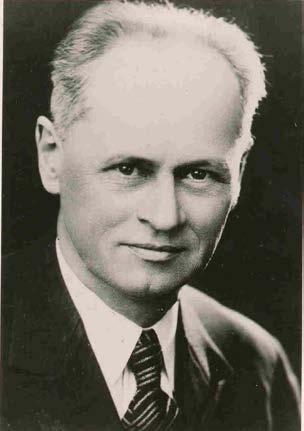 MĚSTSKÉ SLATINNÉ LÁZNĚ 1939 1940 V roce 1939 odkoupilo město Třeboň lázeňskou budovu a na vlastní náklady ji během dvou let opravilo. Kapacita lázní se zvýšila na 46 klientů. V budově byl také lékař.