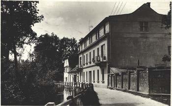 Jindřichem Šimanem, který měl velký podíl na moderním rozvoji celého města v první polovině 20. století.