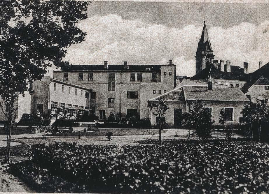 Rekonstrukce v létech 1939 až 1940 Severní trakt vlastních lázní byl jako naprosto nevyhovující zbourán a na jeho místě bylo vystavěno nové jednopatrové křídlo 24 metrů dlouhé a široké přes osm metrů.