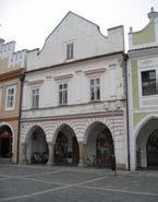 července 1887 celou Třeboní, mladou dívku uložily do hrobu uvnitř vyzdobeného květy, sbor Pěslav zapěl poslední píseň a na hrob položily věnce, též krásný růžový až z Vídně od nadporučíka Emanuela