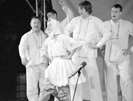Tomuto zadání odpovídalo vystoupení Davida Vaculíka, který se ujal role moderátora večera. Dokonce vzal na chvíli diváky i do zákulisí, kde se folkloristé převlékali.