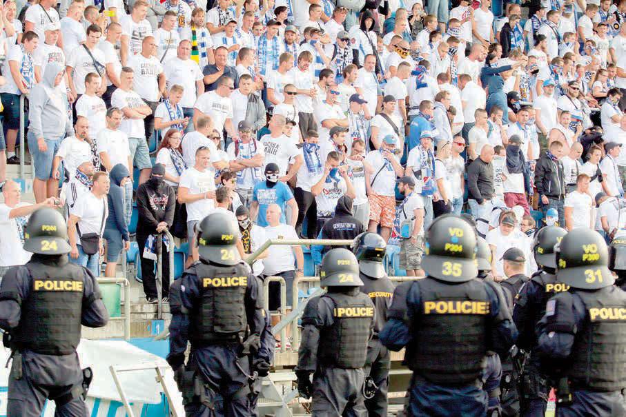 Sobotní bitva tak přinesla vzrušení na hřišti i v hledišti, dvanáct ostravských chuligánů zadržela policie.