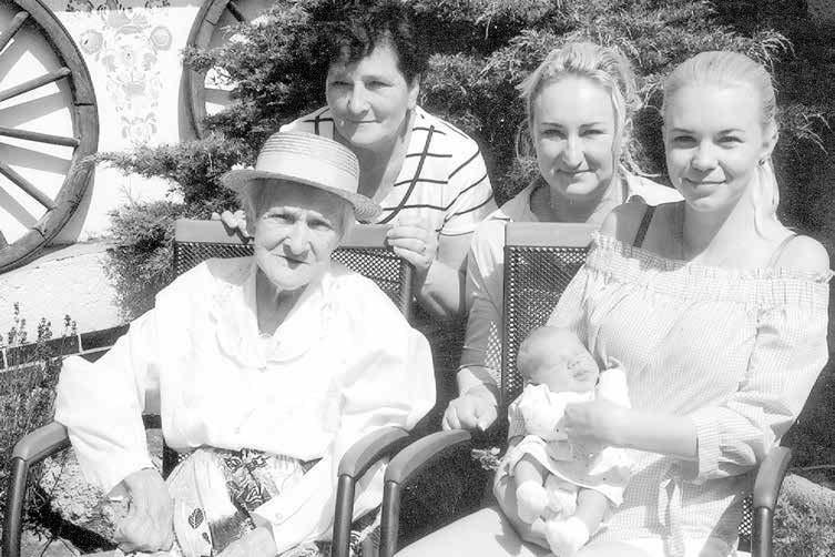 A přitom je jen o tři roky mladší než britská královna, dodal Šesták. Ale to není všechno. V rodinném domě ve Véskách totiž všech pět generací žen žije pod jednou střechou!