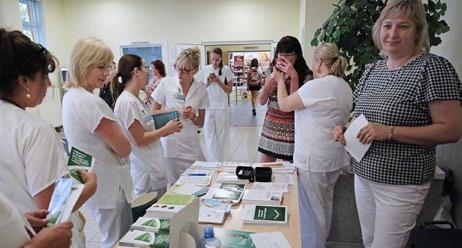 Eva je skupaj s svojim timom študentov medicine, ki so ji pomagali, pripravila mizico v bolnišnični jedilnici, pri kateri so delili informacije in letake.