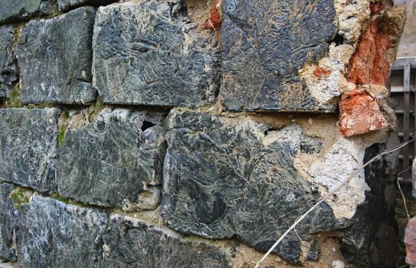 Ze strusky se vyráběly zvláštní lité tvárnice, které byly používány jako stavební materiál v širokém okolí obce na hospodářské stavení a na zděné ploty. Jsou taky na plotu v domu v Nové Huti č.p. 22 (už nestojí).