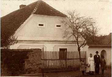 Podle logiky místního číslování by tato chalupa (jedno, zda v Huti, či Horomyslicích) měla vzniknout cca někdy po roce 1808. Na mapě stabilního katastru 1838 je č.p. 22 zaznamenáno v Huti a také v matrice se tam 1842 narodila Kateřina Brožíková (z rodu Dýšinských Brožíků z č.
