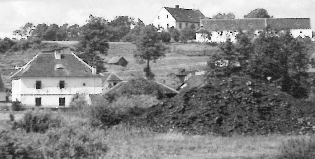 Část fotografie Horomyslic s haldou strusky v popředí, nahoře