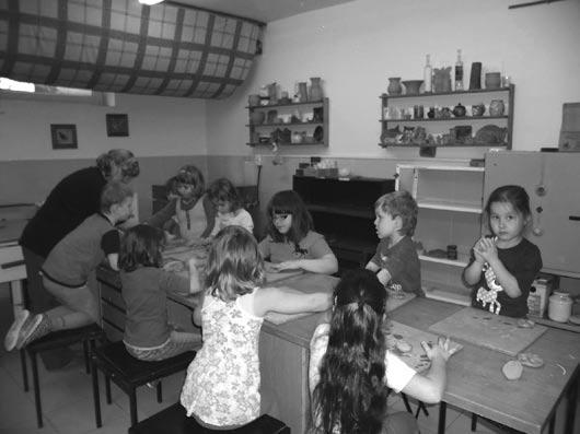 S milým přáním nezapomněli ani na paní kuchařky, které se jim starají o spokojená bříška. Společné zpívání symbolicky ukončilo dětem vánoční čas.