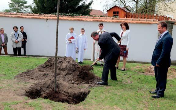 22 23 KRÁTKÉ I DELŠÍ ZPRÁVY Jarní hudební festival Druhý koncert Jarního hudebního festivalu se uskutečnil v neděli 18. dubna.