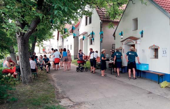 26 27 SPOLKY Vernisáž ve Strahovském klášteře U příležitosti významného životního jubilea malířky paní Bedřišky Znojemské proběhla slavnostní vernisáž výstavy obrazů v Galerii Strahovského kláštera