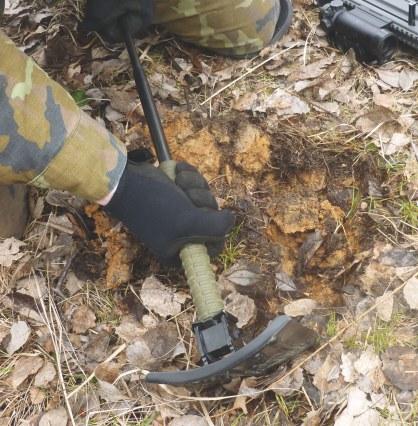 k osekávání větví stromků nebo k prosekání cesty ve vysokém porostu).