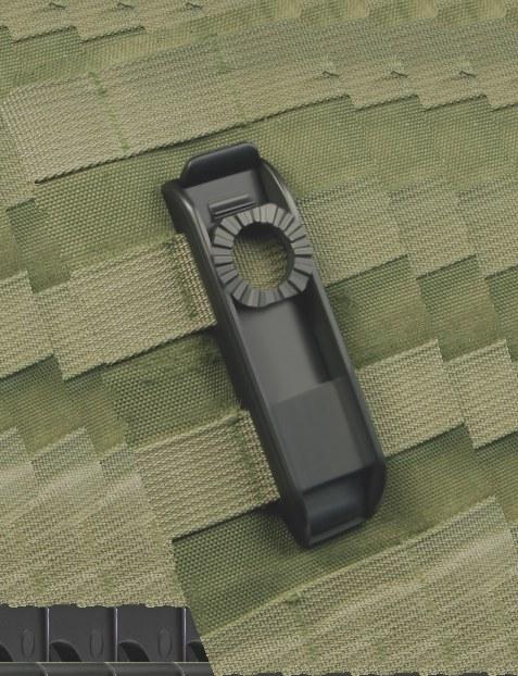 zasunutím plastové pojistky nosiče UBC-04 za MOLLE popruhy.