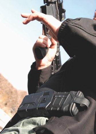 Promyšlená konstrukce s fixační pružinou umožňuje velmi rychlé vyjmutí zásobníku. Barevné provedení: černá. MH-x4-MP5 Označení pouzdra Použitá fixační spona (viz str.