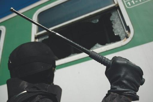 Obušek v pouzdře lze vůči opasku otočit v rozsahu 360 stupňů (16 aretovaných poloh). Pouzdro je již zahrnuté v ceně obušku.