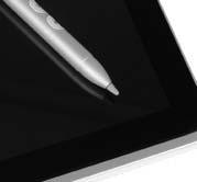 Tablet zůstal funkční. Horní plastová část zadní strany vyžaduje pro sejmutí poměrně agresivní sílu, skrývá se zde slot pro SIM kartu a paměťovou kartu microsdhc.