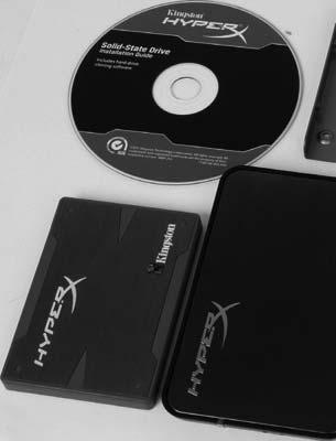 Kingston za dokonce mírně nižší cenu nabízí navíc luxusní příslušenství: rámeček pro 2,5" disk, elegantní šroubovák, kabely, šroubky i bracket.