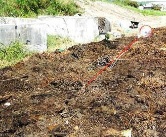 Vstupní materiál je uspořádán do řádků nebo hromad na volné ploše, což je technicky velmi jednoduché, vzhledem k tomu, že není třeba materiál překopávat či obracet a je nutno pouze sledovat vlhkost.