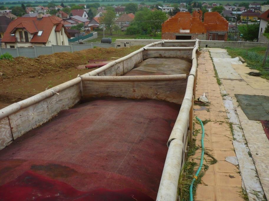 Obr. 29: Vermikompostování v boxech Oddělení žížal od hotového vermikompostu na konci procesu patří k nejnáročnějším procesům.