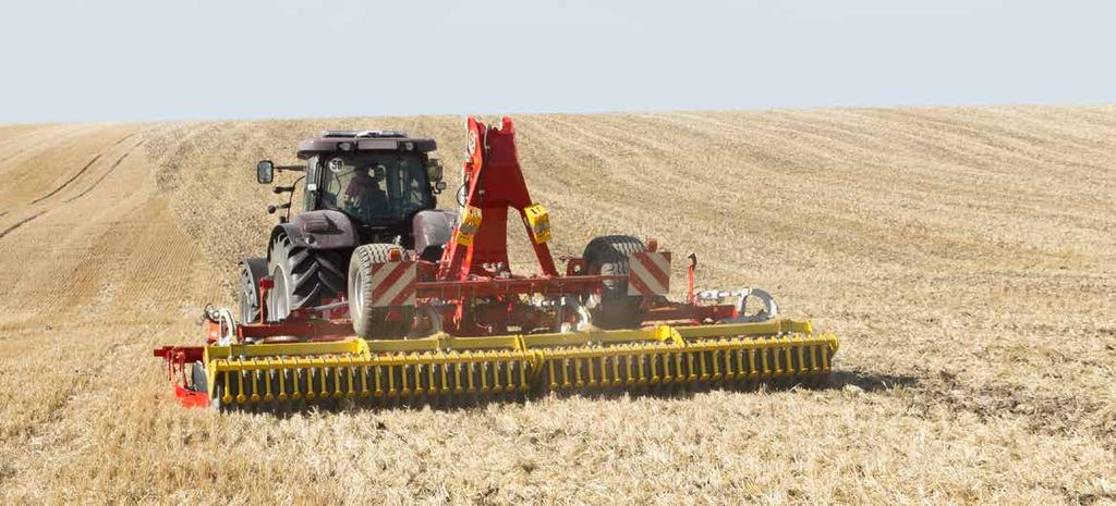 Při práci je podvozek sklopený nad pracovní orgány. Tlumící prvky hydraulické soustavy pro klidný chod stroje při práci.