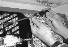 ÚDRŽBA 12. Připojte hlavní kabelový svazek k třepacímu mechanismu. 13. Zkontrolujte těsnění prachového filtru. 14.