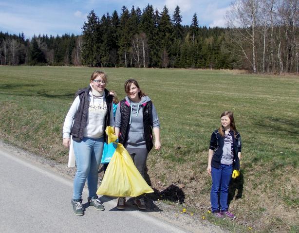 ČISTÁ VYSOČINA Tradičně jsme přiložili ruku k dílu a zúčastnili jsme se osvětové akce, kterou pořádá Kraj Vysočina. Jedná se již o 7. ročník jarního úklidu přírody zejména v okolí silnic.