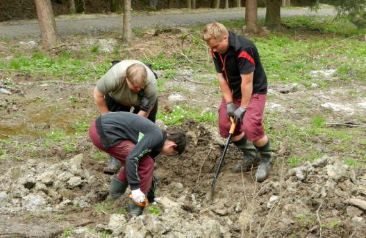 ekofanda JARNÍ ÚKLID TŮNÍ V pátek 24. dubna 2015 odpoledne vyrazila parta dobrovolníků a nadšenců do terénu ke koupališti. Vyzbrojeni rýči, lopatami a hráběmi jsme se pustili do jarního úklidu tůní.