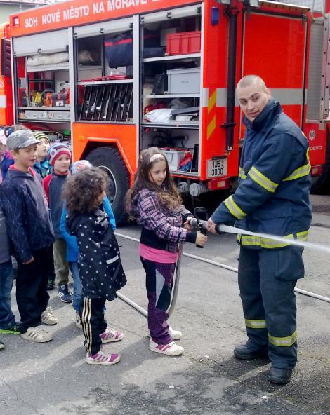OBSAH Pár slov úvodem...2 Co nás čeká...2 Puclíkova šuškárna...2 Prodaná nevěsta z 8.C...3 U hasičů...3 Lyžák osmiček na poslední chvíli...4 135. výročí otevření 1. ZŠ...6 Sedmá noc v útrobách školy.