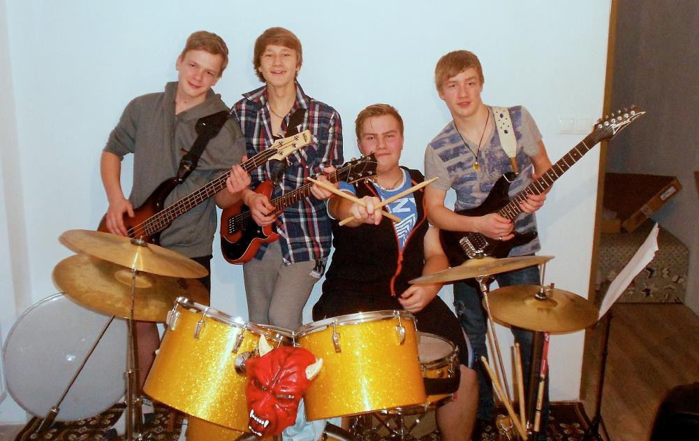 Skupina Flord je ze Zubří a všichni její členové jsou žáky naší školy. Hrají spolu od 16. července 2014 a v repertoáru mají především rock a big beat.