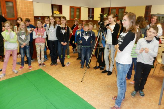 Určitě v ní nejde o body ani o zoufalou snahu zvítězit, ale spíš o hru a zábavu, která nenásilnou formou uvede děti do digitálního světa a ukáže možnosti, které může už základní škola v oblasti