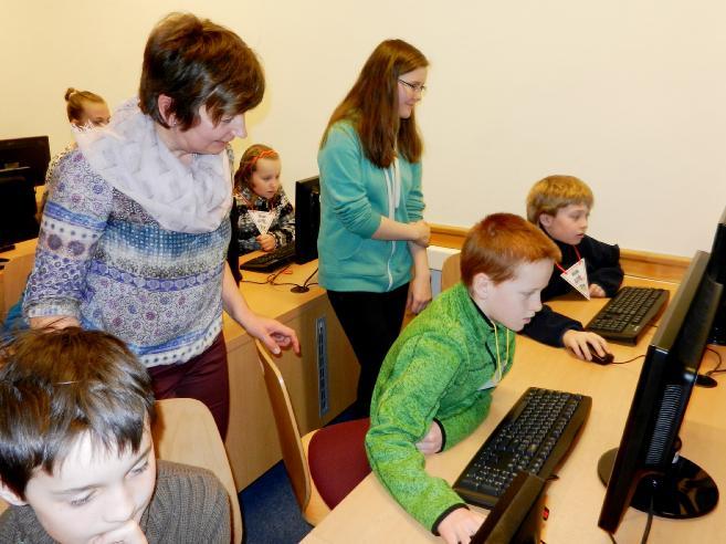 Zahráli jsme si počítačové piškvorky, vyzkoušeli hlasovací zařízení při všeobecném testu, pracovali jsme s tablety a QR kódy, přiřazovali názvy k počítačovým součástkám, zkusili jsme si dabovat známé