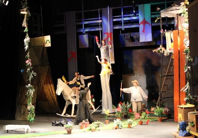 BAJAJA Mgr. Jana Láchová V pondělí 9. března 2015 se žáci ZŠ Slavkovice vydali do Horáckého divadla v Jihlavě. Těšili jsme se na představení klasické pohádky Boženy Němcové Bajaja.