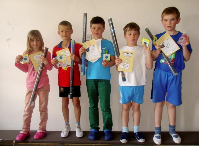 je rámečky z kamínků a kaštanů PŮDA - likvidace odpadu třiď PET lahve, víčka, papírové koule, plechovky, běhej slalom mezi PET lahvemi s kaštanem na pálce, přenášej do nádoby SLUNCE - slunce je život