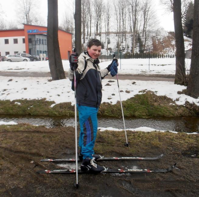 Další den na nás čekal špatný sníh, ale odhodlaně jsme vyrazili. První skupina se vydala na Tři Studně do Hotelu Pavla, jeli přes Vlachovice. Druhá skupinka vysupěla na Maršovskou rychtu.