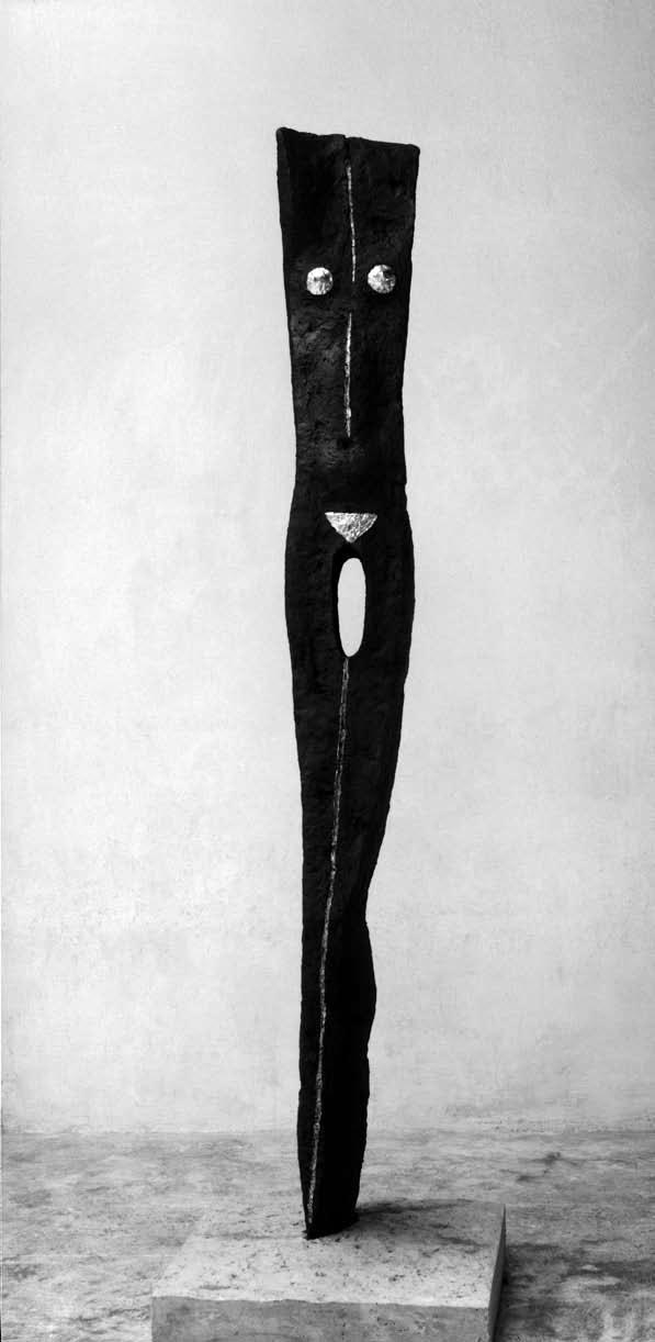 Olbram Zoubek, Sekera, 2000, výdusek, cement, polychromováno zeleně, částečně zlaceno, výška 212 cm. Inspirace: Keltská kultura a starožitnosti v erotickém kontextu českého prostředí.