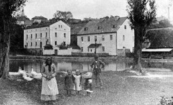 V roce 1860 se rodina přestěhovala do Kláštera Hradiště nad Jizerou, kde zakoupila mlýn čp. 37. Josef Dürich studoval gymnázium v Mladé Boleslavi a v Praze.