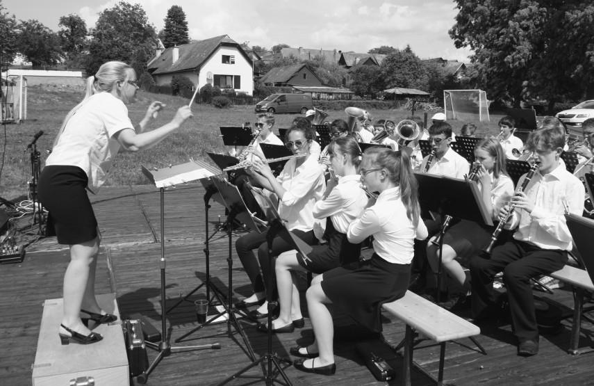 Muzikanti podali i přes velmi slunečné a teplé počasí vynikající výkon.