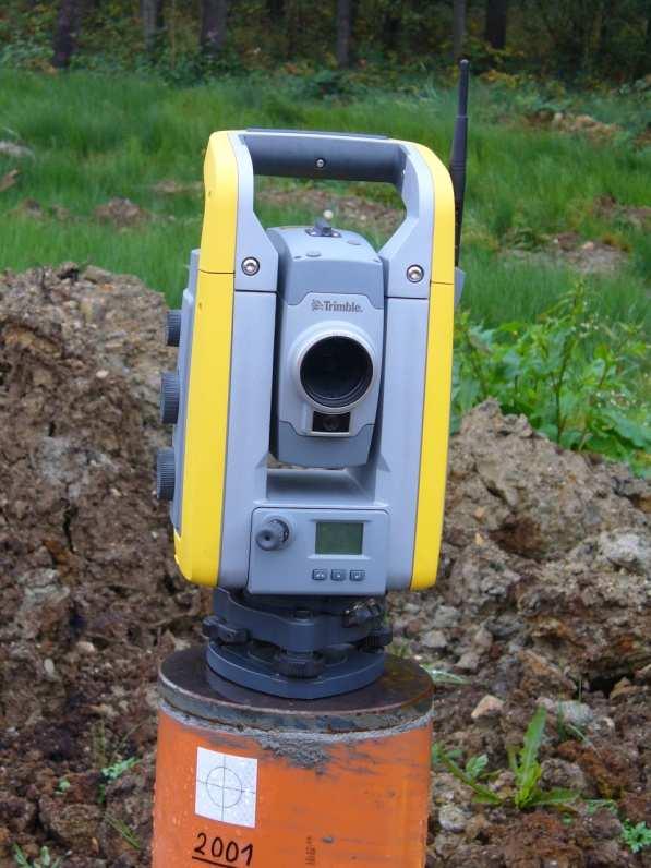 4.1.1.1 Trimble S6 Totální stanice Trimble S6 byla použita pro měření osnovy vodorovných směrů a délek mezi jednotlivými body vytyčovací sítě. Veškerá data použitá byla převzata z [6].