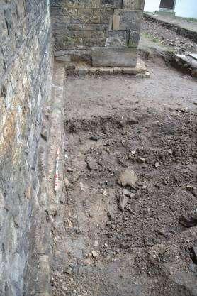 1) Plošnému odkryvu zničených úseků prostranství mezi relikty historické dlažby předcházel zjišťovací archeologický výzkum.