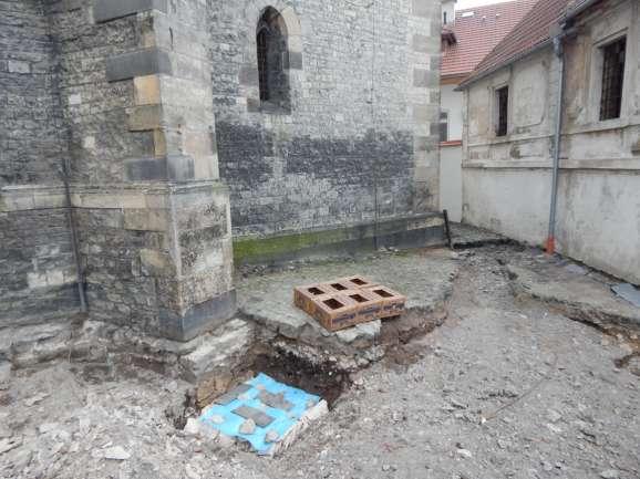 pilíře. Zdivo kopíruje dispozici nadzemní stavby; text i foto I.