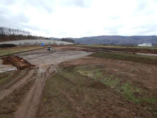 Obr. 09. Ověření terénní situace díky sondovacím rýhám provedenými meechanizací. Pohled od jihovýchodu směrem k dálničnímu exitu (Všebořice/Chlumec), foto A. Káčerik. ARS 007/2015 k.ú. Duchcov (okr.
