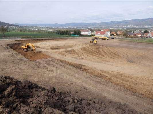jedná o import keramiky typu Přešťovice-Friedenhain z přechodného horizontu pozdně římské až časné doby stěhování národů (v absolutních datech 380 až 410 po Kristu).