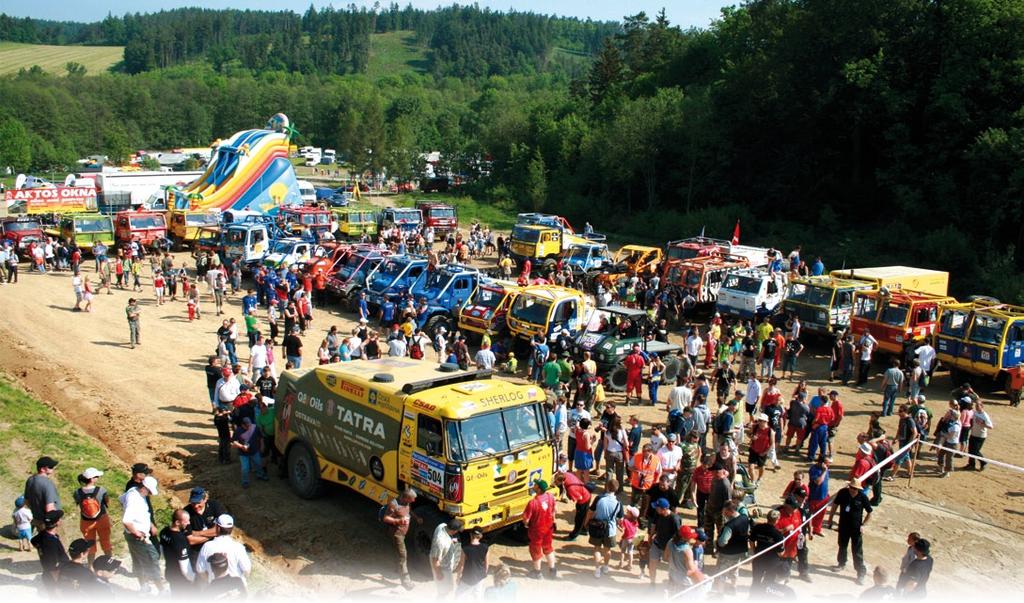 závod Velká cena Mohelnice truck trial 2011 Těžká nákladní auta se snaží doslova vyškrábat do kopců, které je obtížné