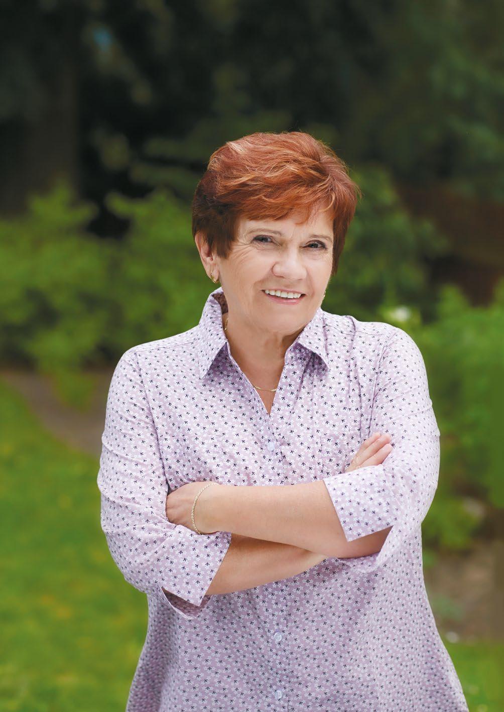 ( 46 ) Mgr. Jarmila Podhorná Naděje ( 47 ) Mgr. Jarmila Podhorná Naděje FOTO: MARIE VOTAVOVÁ MÝM NEJVĚTŠÍM ŽIVOTNÍM BOHATSTVÍM JSOU LIDÉ KOLEM MNE A VŠÍM, CO DĚLÁM, JIM CHCI POMOCI. Mgr. Jarmila Podhorná založila firmu Naděje v roce 1999 za účelem výroby bylinných tinktur a jako první v republice začala vyrábět gemmoterapeutika výtažky z pupenů rostlin.