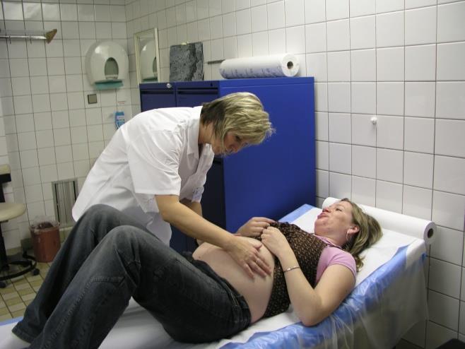 Porod u pacientek s ISZ V případě možnosti vyhnout se epiziotomii ( riziko rozvoje perianální píštěle, poranění